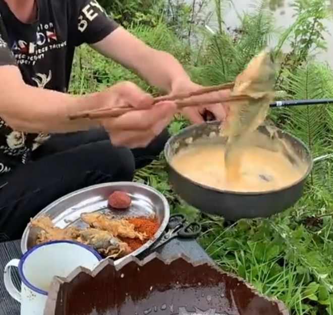步人登山喜欢带着活鸡？pg电子娱乐平台为何徒(图4)