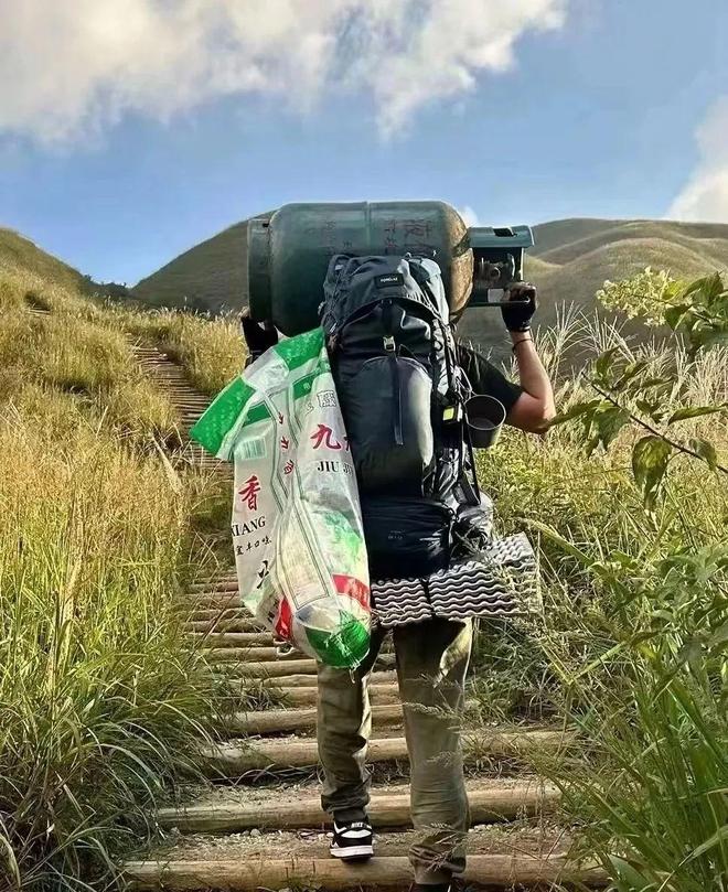 步人登山喜欢带着活鸡？pg电子娱乐平台为何徒(图6)