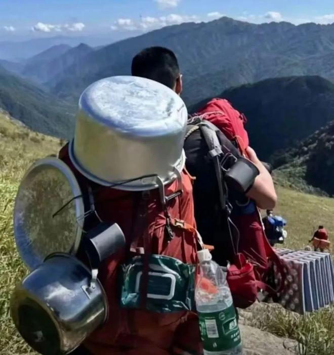 步人登山喜欢带着活鸡？pg电子娱乐平台为何徒(图7)