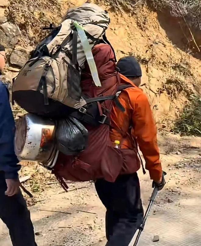步人登山喜欢带着活鸡？pg电子娱乐平台为何徒(图8)