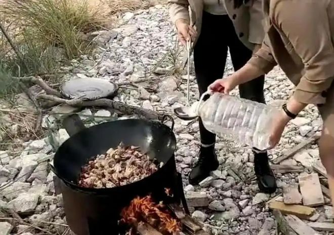 步人登山喜欢带着活鸡？pg电子娱乐平台为何徒(图11)
